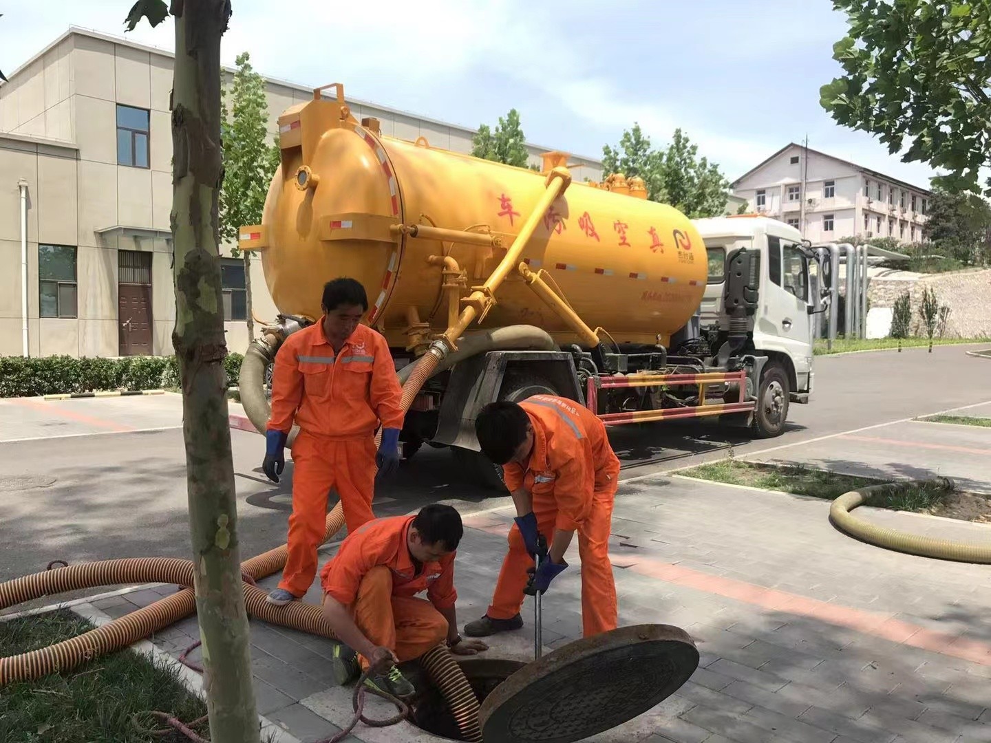 临夏市管道疏通车停在窨井附近