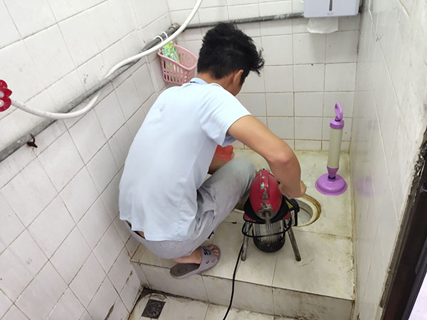 临夏市管道堵塞冒臭气 专业师傅现场解决问题