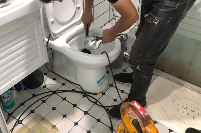 临夏市马桶堵塞自己疏通还是找师傅？专业上门服务让你省时更省心