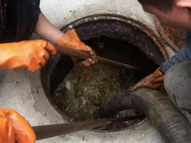 临夏市清理化粪池时如何避免沼气的危害？